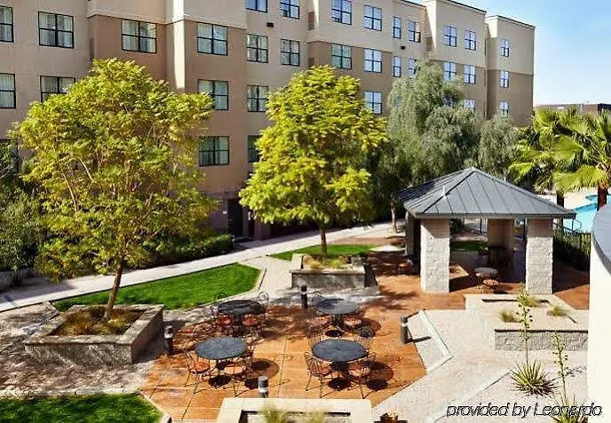 Courtyard Phoenix North / Happy Valley Hotel